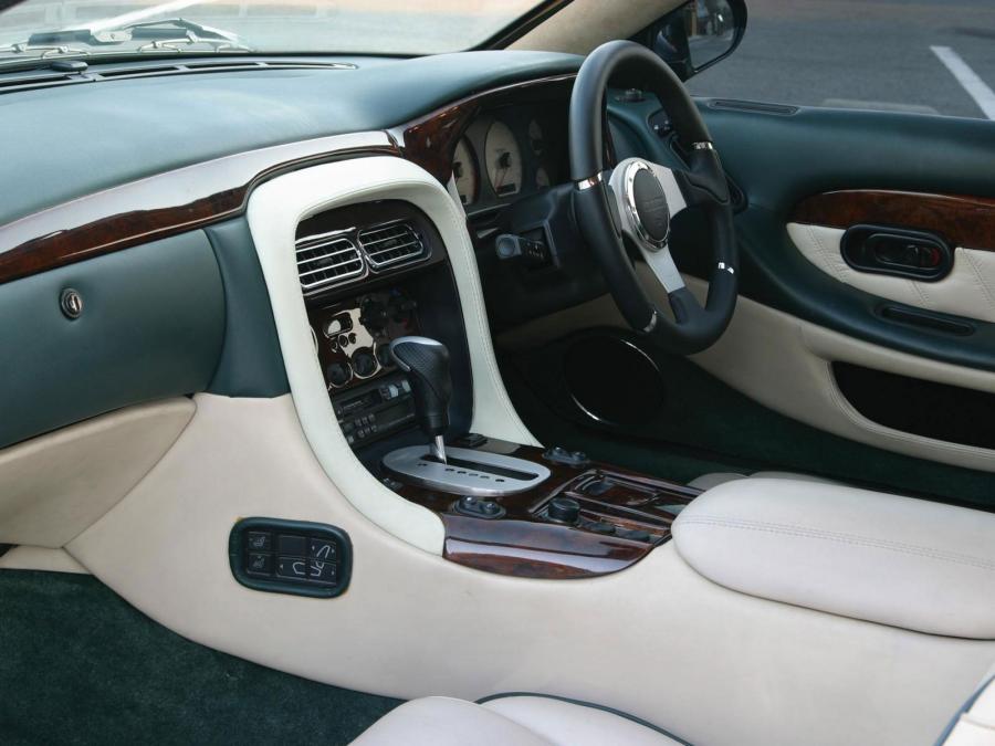 Интерьер Aston Martin DB7 by Wald 1999 года  (фото 3 из 12)